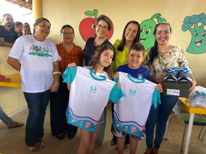 Estudantes da rede municipal de Lagoa da Canoa recebem kit com fardamento e par de tênis