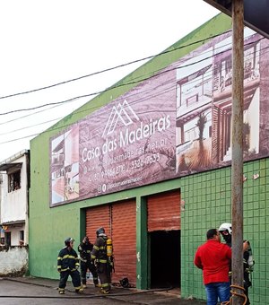 Loja de madeiras pega fogo no bairro da Levada, em Maceió 