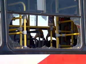 Homem é preso após quebrar janela de ônibus em Maceió 
