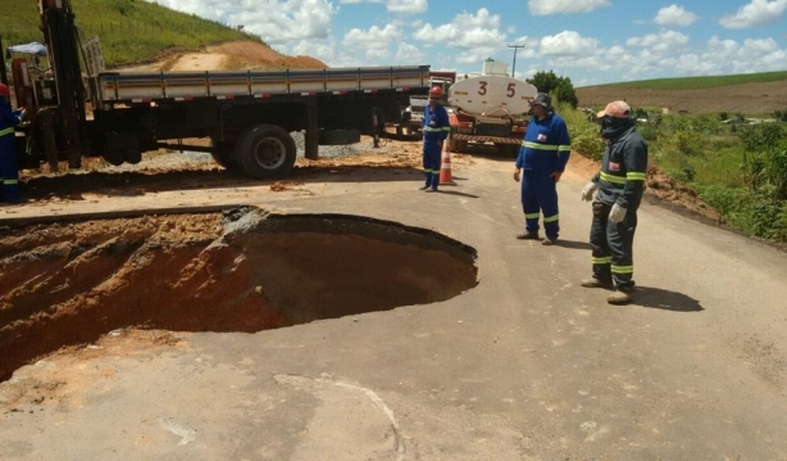 Cratera causa interdição em trecho da rodovia  BR- 101