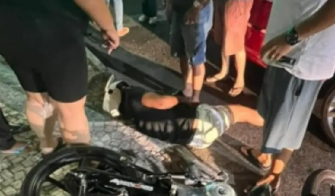 Motociclista perde o controle e bate em carro parado no Centro de Delmiro Gouveia