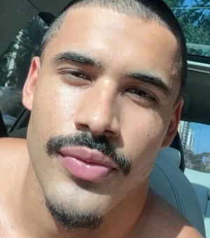 Cantor Nilo é hospitalizado e pausa carreira após paralisia facial