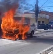 [Vídeo] Carro pega fogo na principal avenida do Feitosa, em Maceió