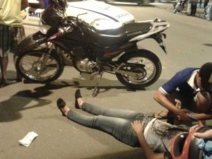 Mulher fica ferida em colisão entre carro e moto no Centro