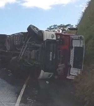 Caminhão tomba e deixa condutor ferido na BR-416, em Colônia Leopoldina