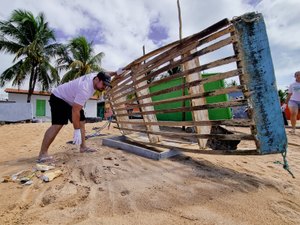 Mutirão retira mais de 140 kg de resíduos sólidos da praia de Japaratinga