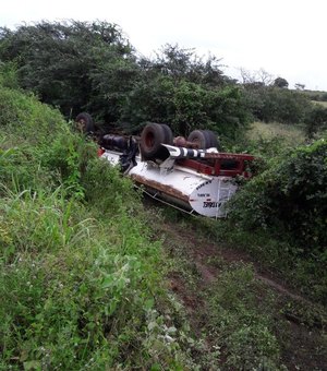 Caminhão-pipa capota na rodovia entre Palmeira dos Índios e Igaci