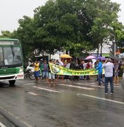 Após chegada da polícia, manifestantes desobstruem Avenida Fernandes Lima