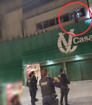 [Vídeo] Homem tenta invadir loja de departamento e sobe no telhado para fugir da polícia, em Maceió