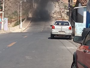 Populares fecham avenida no bairro do Feitosa