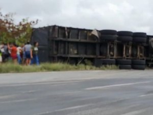 [VÍDEO] Caminhão de sucos tomba e carga é saqueada por populares, em Junqueiro