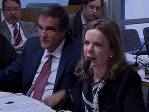 Gleisi pede para Janaína ficar calada; advogada rebate: 'não me calo'