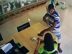 [Vídeo] Câmeras flagram assalto a loja de equipamentos de segurança em Arapiraca