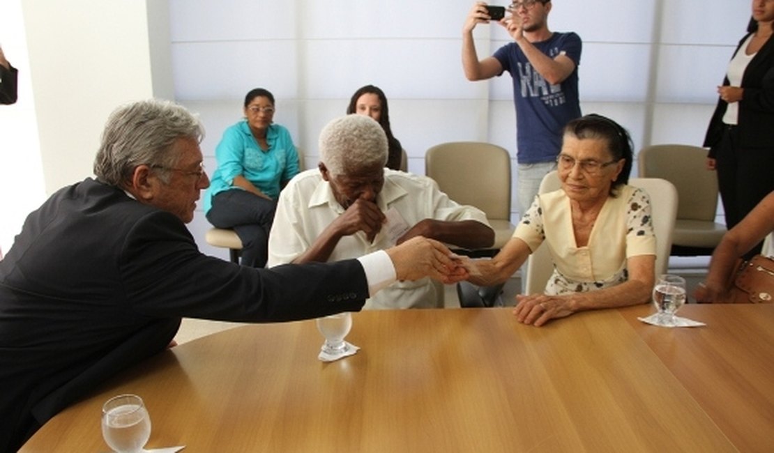 Governo entrega Cartões do Idoso e garante gratuidade em ônibus