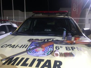 Espingarda é apreendida debaixo de colchão em residência de São Miguel dos Milagres