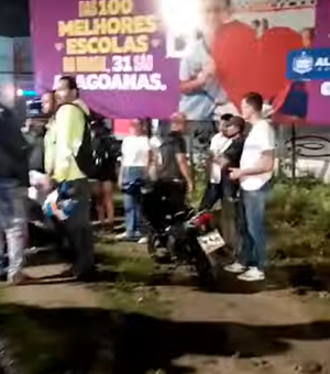 [Vídeo] Motociclista fica ferido após colidir contra poste no Barro Duro, em Maceió