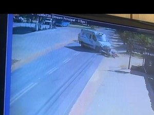 [Vídeo] Colisão entre ambulância e moto deixa mulher ferida na AL-101 Norte em São Miguel dos Milagres