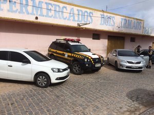 Homem é preso com carro roubado, e após pedir ajuda a amigo, ambos acabam presos