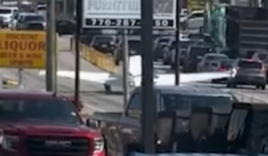 Avião monomotor faz pouso de emergência em estrada movimentada e atinge veículos na Geórgia