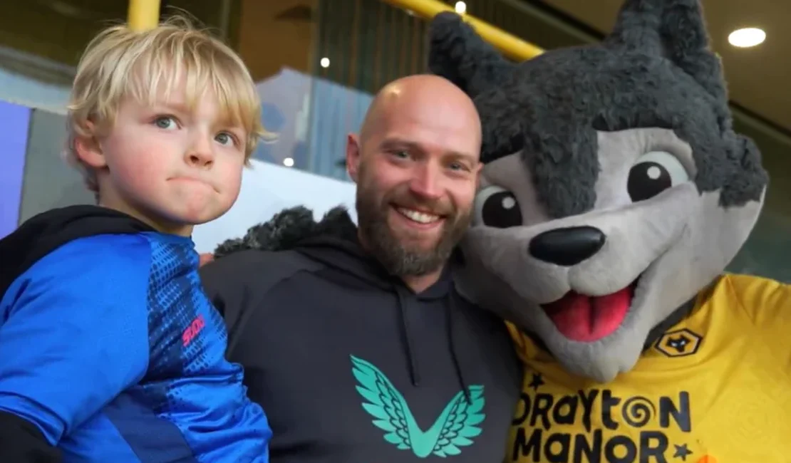 Criança que viralizou por ter nugget “roubado” em jogo tem final feliz