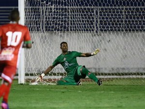 Goleiro Bruno faz estreia, leva gol de pênalti e é aplaudido em Varginha
