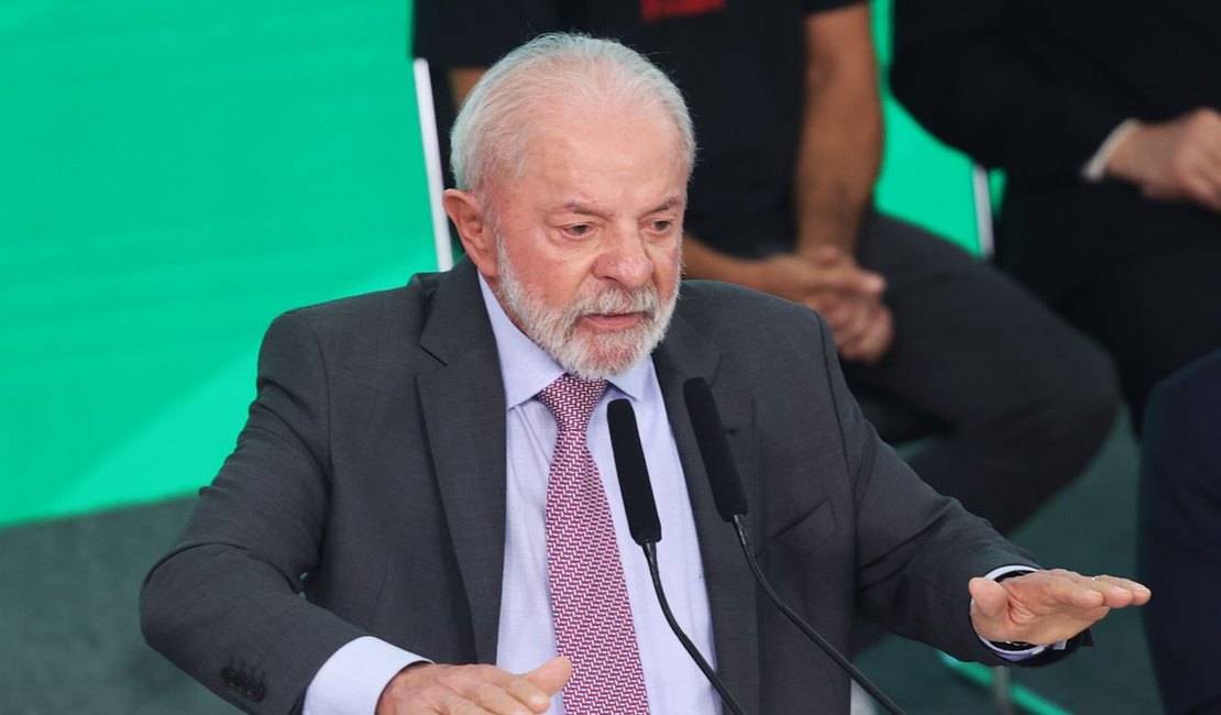 Lula diz que quem ganha R$ 8 mil 'não é miserável, mas é quase pobre'