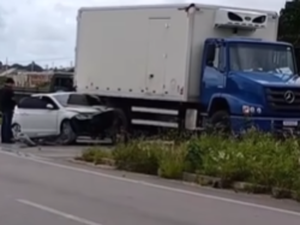 Carro fica preso embaixo de caminhão-baú após colisão no Sítio Capim, em Arapiraca