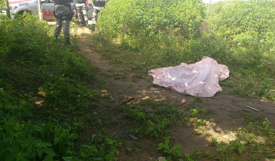 [Vídeo] Pedreiro é encontrado morto por populares em Arapiraca