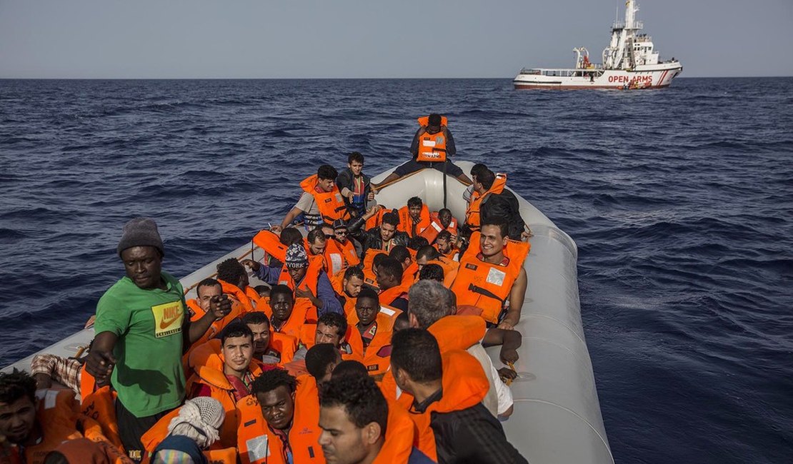 Barco de resgate de migrantes vai à Espanha depois de Itália e Malta impedirem desembarque