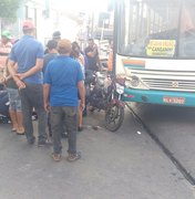 Ônibus e moto se chocam no centro de Arapiraca