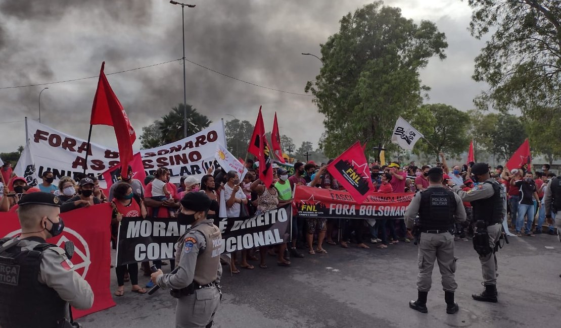 Protesto bloqueia acesso ao aeroporto em protesto contra a visita de Bolsonaro a Maceió
