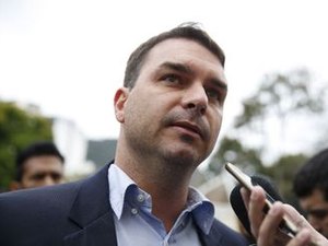 Flávio Bolsonaro diz que o quadro de saúde do pai é “muito grave”