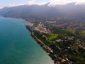 No litoral paulista, moradores fecham acesso às praias
