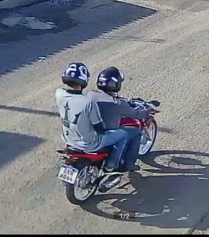 [Vídeo] Estudante do Colégio Artur Ramos é assaltado por dois homens em uma moto em Arapiraca
