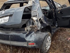 Capotamento de veículo na AL 115 deixa dois feridos em Arapiraca na tarde deste domingo