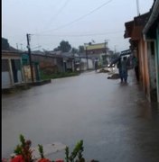 Chuva deixa moradores de União dos Palmares ilhados nesta segunda