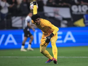 Herói na Sul-Americana, Hugo Souza chora e define vitória do Corinthians nos pênaltis como ‘mais importante da vida’