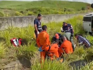 Motorista é resgatado de helicóptero após Kombi capotar na BR-101, em Messias