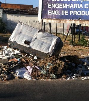 Lixo é amontado em calçada de terredo baldio mesmo com placa de proibição, em Arapiraca