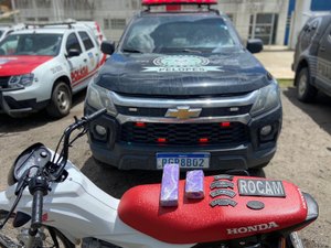Jovens de moto são flagrados com drogas em Novo Lino