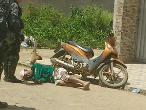 Homem com sinais de embriaguez colide com dois veículos e é detido pela polícia