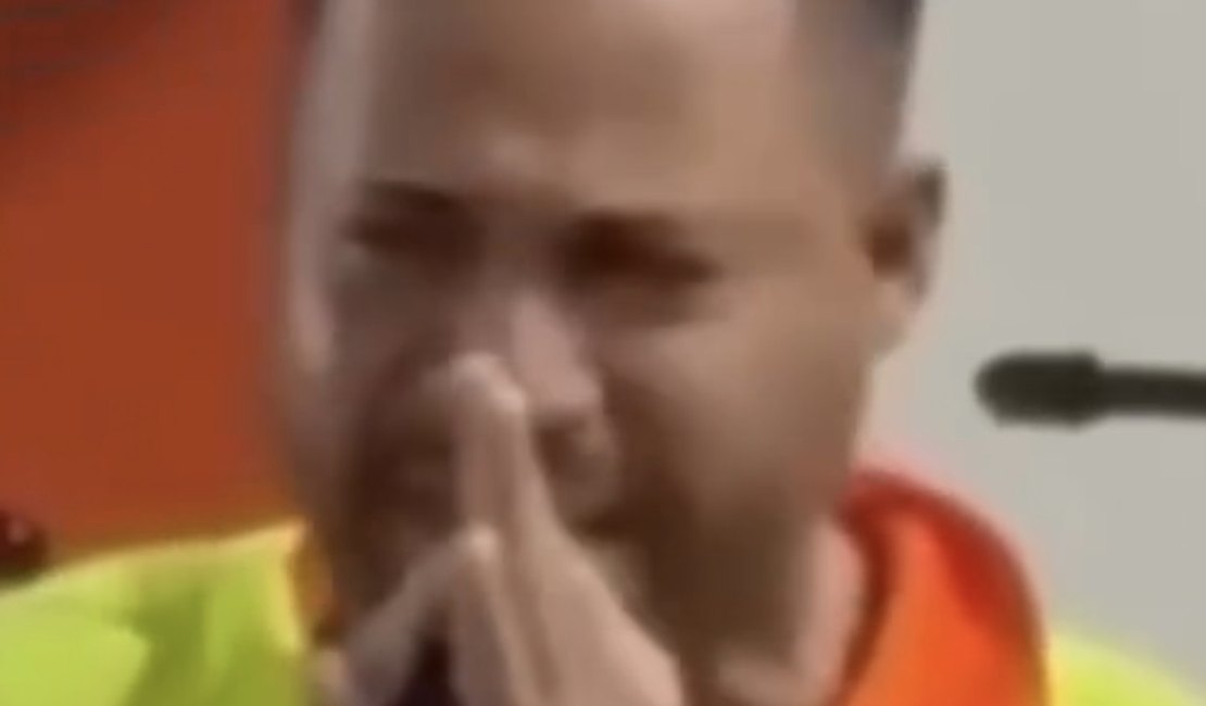 [Vídeo] Gari emociona clientes ao cantar em bar no centro de Maceió