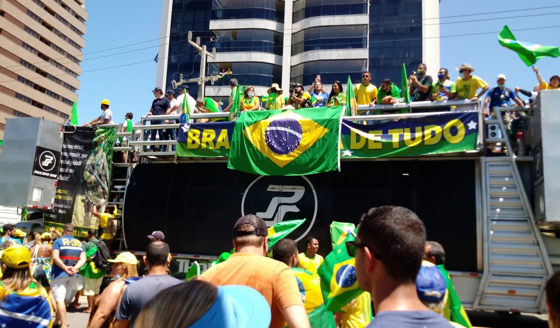 [Vídeo] PM estima 40 mil pessoas em ato pró-Bolsonaro na orla de Maceió