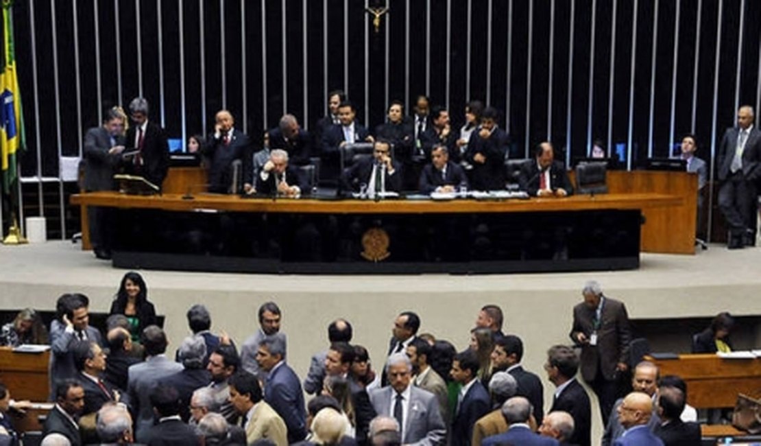 Em semana curta, Câmara acelera processo de Impeachment e parlamentares trocam de partido