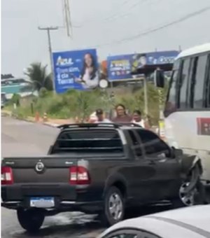 Colisão entre carro e micro-ônibus provoca transtornos na AL-220, em Arapiraca