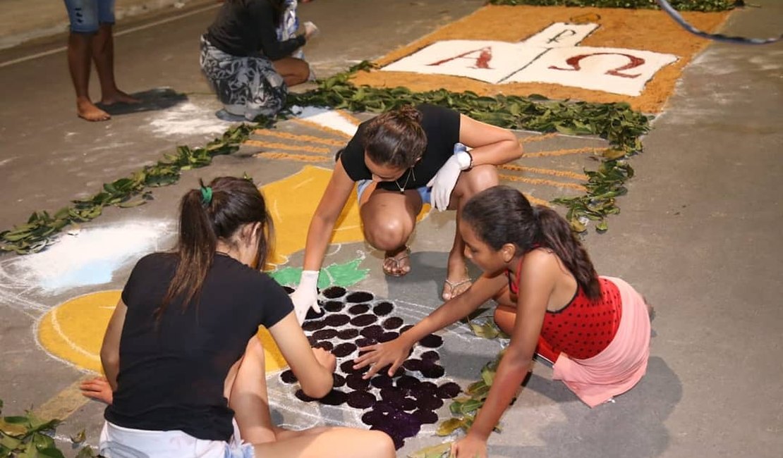 Moradores de Campo Alegre passam a madrugada preparando tapete para procissão de Corpus Christi