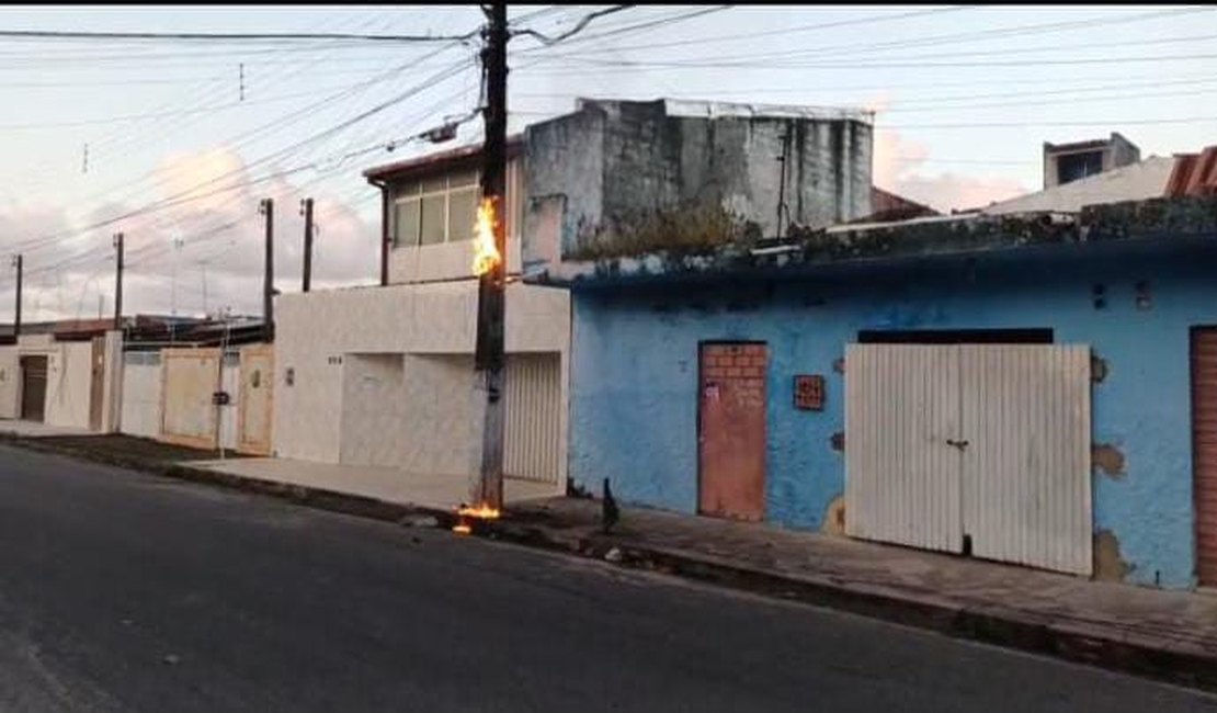Rede de telefonia pega fogo em poste no Graciliano Ramos, em Maceió
