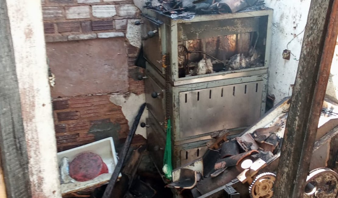 Incêndio atinge estabelecimento comercial na Levada, em Maceió