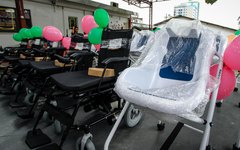 Prefeito Rui Palmeira entrega cadeiras motorizadas e de banho