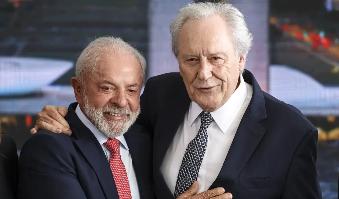 Lewandowski entrega carta de demissão do Ministério da Justiça a Lula